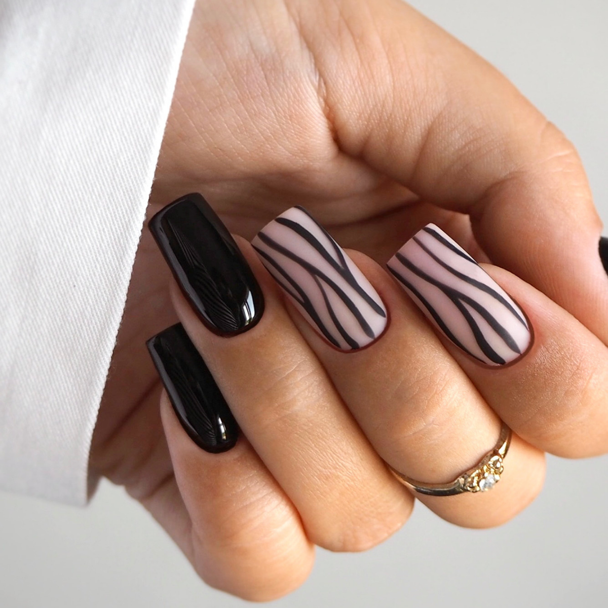 UV VARNISH 605 – WOMAN IN BLACK